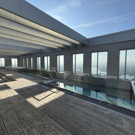 Rooftop Pool I U-Bahn-Station U1 Kagran I Helle Wohnung mit Loggia I Alte Donau Nähe I Exklusive Ausstattung - Photo 1