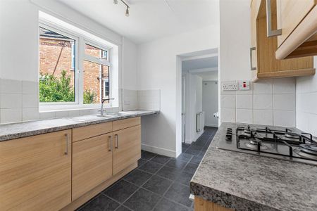 3 bedroom semi-detached house to rent - Photo 5