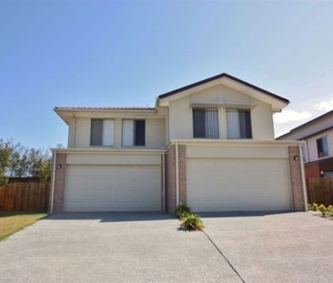 Spacious Townhome + Air Con + Ensuite + Yard!!! - Photo 2