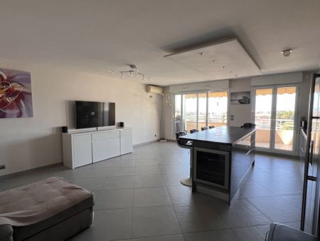 Location Appartement 3 pièces 75m² ST LAURENT DU VAR 06700 - Photo 2