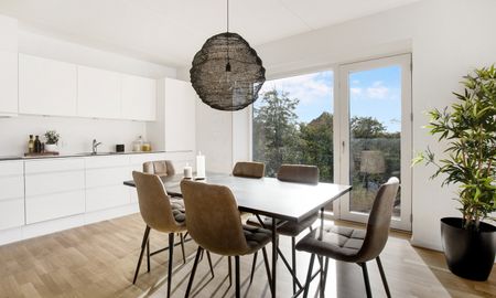 God 2-vær. bolig øverst i ejendommen. Gulvvarme og elevator. Central beliggenhed. Alt i hårde hvidevarer. Hems - Photo 4