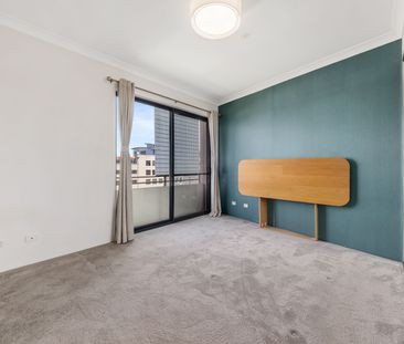 Spacious Living with a Large Private Terrace - Photo 2