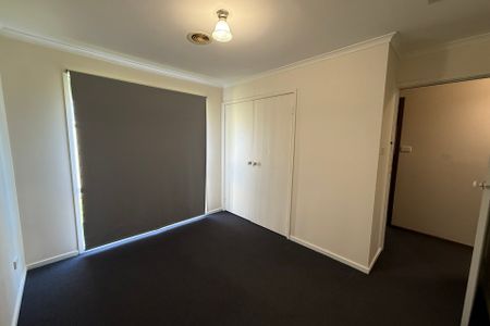 8 Frances Crescent, Cranbourne North VIC - Photo 5