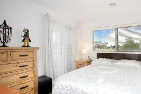 Stunning Three Bedroom Townhouse - Photo 5