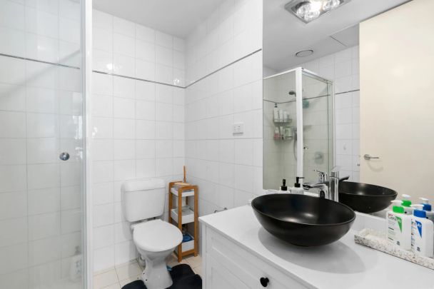 Modern, Spacious Two Bedroom With City Views! - Photo 1