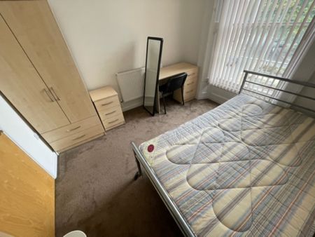 9 Bed Student Accommodation - Photo 2