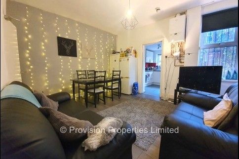 6 Bedroom Student Properties in Hyde Park - Photo 1