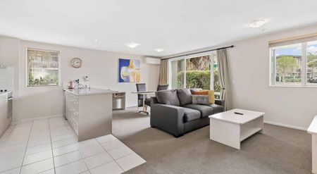 Upmarket 1 Bed by Botany - Fully Furnished, Pool - Photo 2