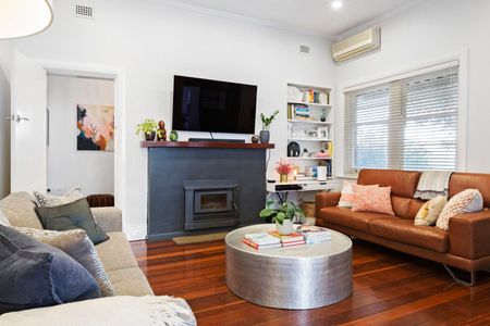 Spacious Excellent Three Bedroom Family Home - Photo 3