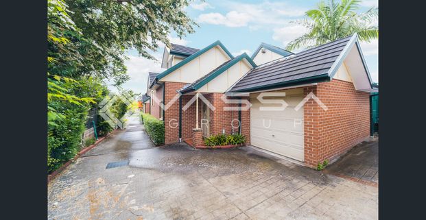 Beautiful Three-bedroom townhouse in Burwood with walking distance to Burwood Station, buses, Westfields, prestigious schools and Burwood Park. - Photo 1