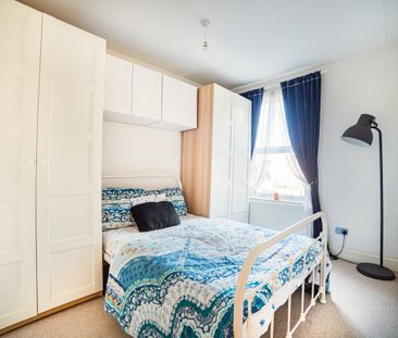 Rosebery Avenue - Photo 5