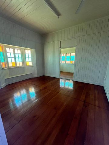 Stunning 3-Bedroom +Sunroom Home - Photo 4