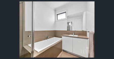 Superb Townhouse - Photo 3