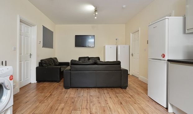 Immaculate 6 Bedroom Apartment in Broomhall! - Photo 1