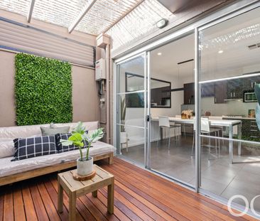 Open the Door To Classy Cosmopolitan Living - Photo 4