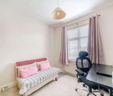 East Meads, Guildford, GU2 - Photo 5