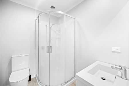 You will love the ease of living in this brand new studio apartment with a communal open-plan kitchen/ dining/ living area. - Photo 5