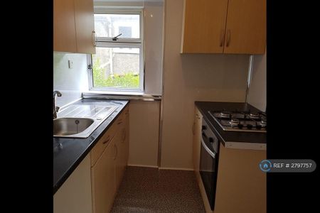 3 bedroom flat to rent - Photo 4