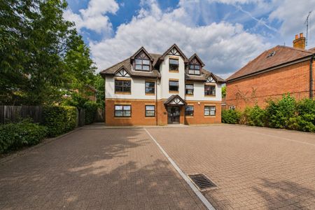2 bedroom Flat in Yorktown Road, Sandhurst - Photo 3
