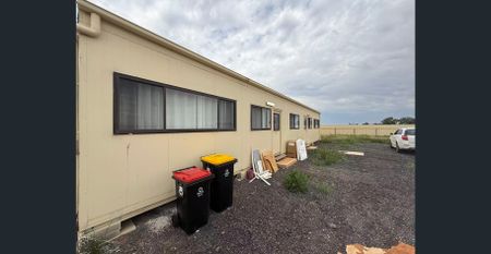 Clean & Comfortable 3-Bedroom Home – Fully Furnished with Beds, Table, Chairs & Washing Machine - Photo 3