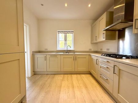4 bedroom detached house to rent - Photo 2