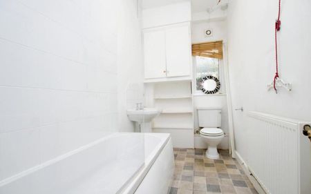 A lovely Victorian period home within walking distance to the local amenities. - Photo 5