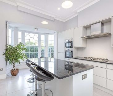 An impressive seven bedroom Grade II listed house on Richmond Green... - Photo 3