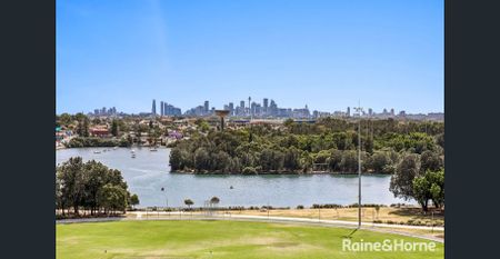 3 Bedroom Apartment With City And Park Views - Photo 3