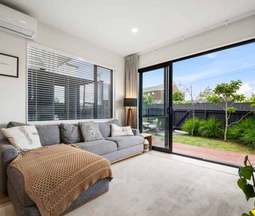 Modern Living in the Heart of Te Atatu South - Photo 2