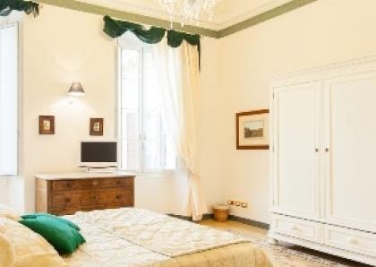 Center-Historic Jewish Quarter: Elegant apartment situated in beautiful Palazzo Nobiliare. Entrance, spacious living with original wood frescoed ceilings, large modern dining and kitchen, 4 bedrooms, 4 Baths, small terrace. #1527