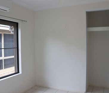 ELEGANT THREE BEDROOM FAMILY HOME - Photo 2