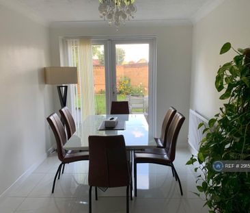 4 bedroom detached house to rent - Photo 5