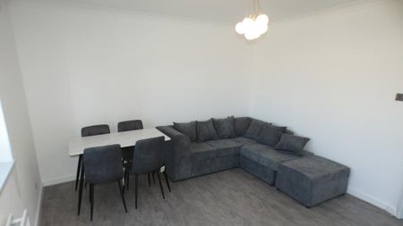 3 bedroom flat to rent - Photo 3