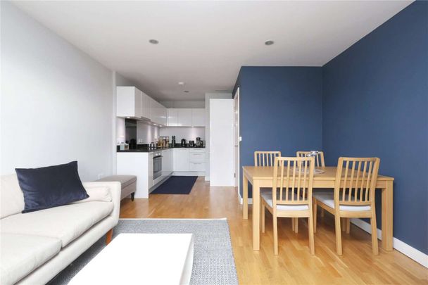 A lovely one bedroom one bathroom apartment set within a secure gated development just moments from Highbury & Islington station. - Photo 1