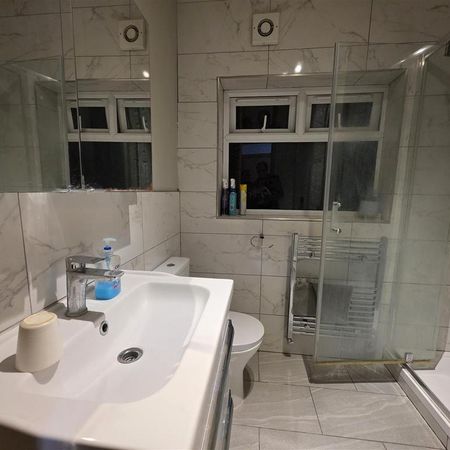 1 bedroom in a house share to rent - Photo 4