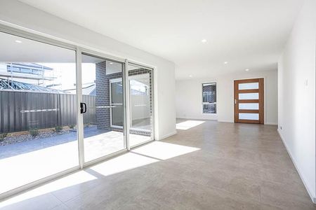 Prime Location - Modern 4 Bedroom Townhouse in Popular Shell Cove Estate - Photo 4