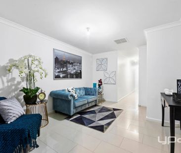 MODERN & CLOSE TO THE STATION - Photo 6