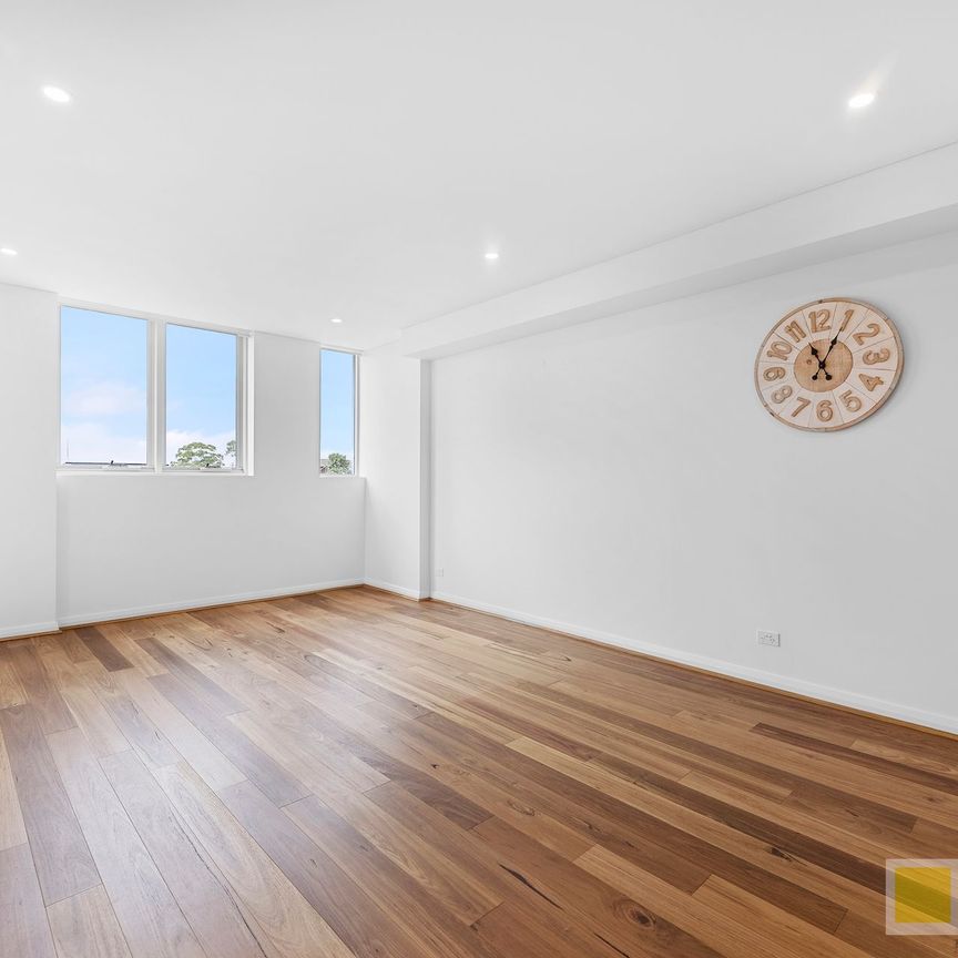 Modern, Bright & Airy Two Bedroom Apartment ! - Photo 1