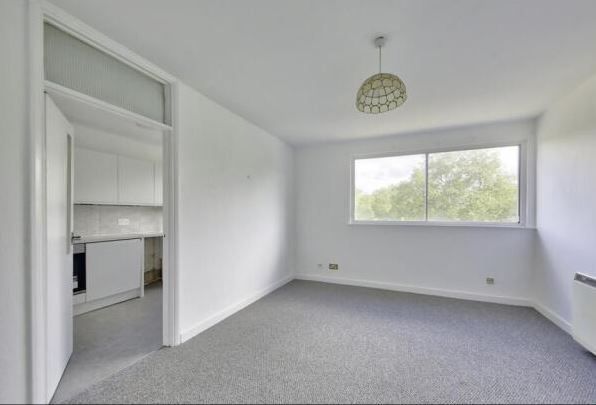 Parkgate Road, LONDON - Photo 1