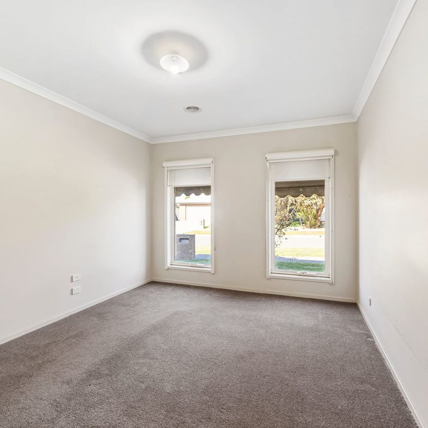 Comfortable family home in quiet established location! - Photo 1