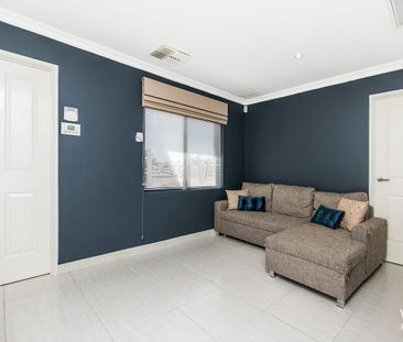 SPACIOUS TWO STOREY TOWNHOUSE! - Photo 2