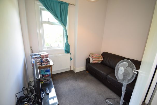 Room in a Shared House, James Avenue, NW2 - Photo 1