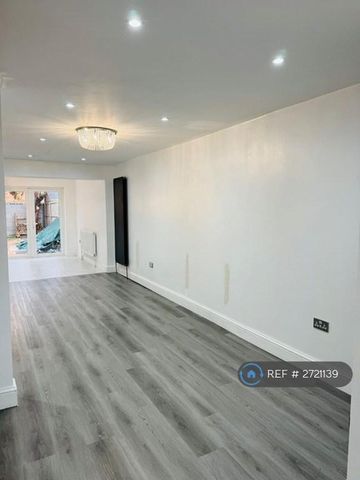 3 bedroom end of terrace house to rent - Photo 5