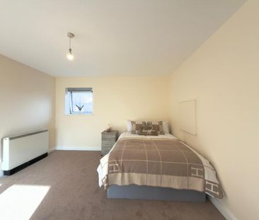 1 bedroom in a flat share to rent - Photo 2