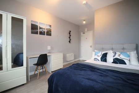 Presenting to you this stunning 6-Flat House comprised of all En-Suite Rooms - Photo 2