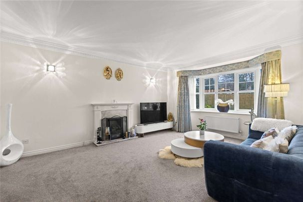 Exceptional Four-Bedroom Detached Family Home with Double Garage and Conservatory - Photo 1