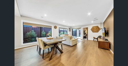 Prestige Family Living in the Heart of Quarters Estate !! - Photo 3