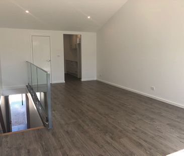 Modern Unfurnished Townhouse for Rent in Yarraville! - Photo 1