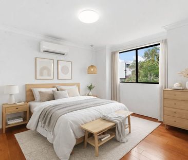 Spacious & Stylish Townhouse In Convenient Location - Photo 3