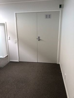 Large 4 Bedroom Apartment - Photo 1